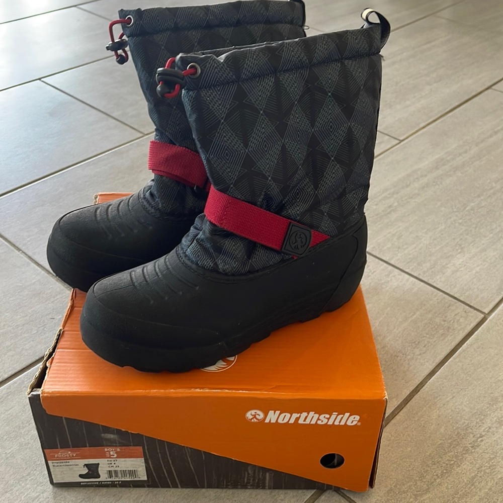 Boy’s winter/snow boots Size 5